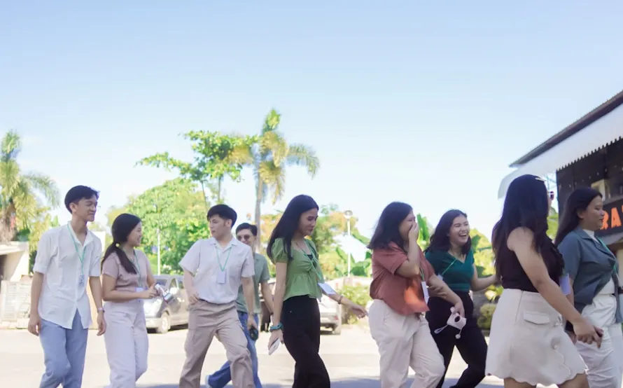 Picture of people in front of vegetation