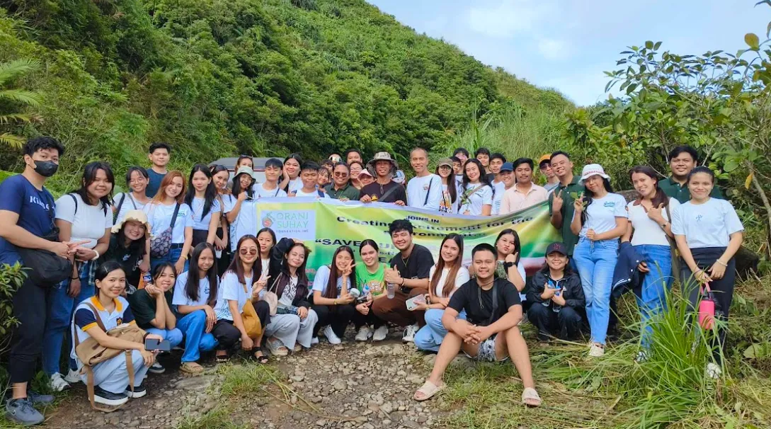 Picture of students walking together